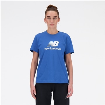 Sport Essentials Stacked Logo ショートスリーブTシャツ