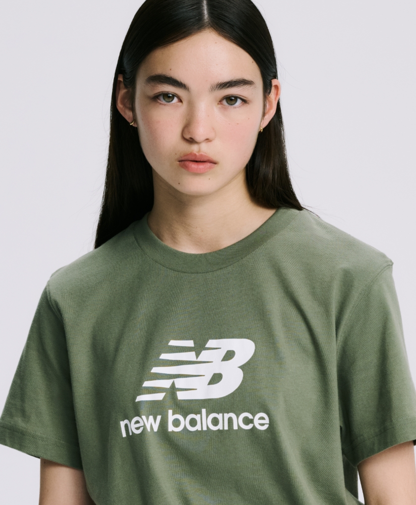 New Balance Stacked Logo 着用イメージ 拡大