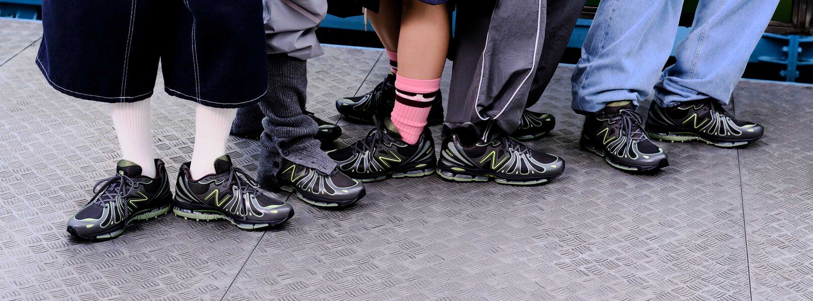 ライムグリーンと黒の靴を履いた状態で、膝をついた姿勢のショットを複数枚。