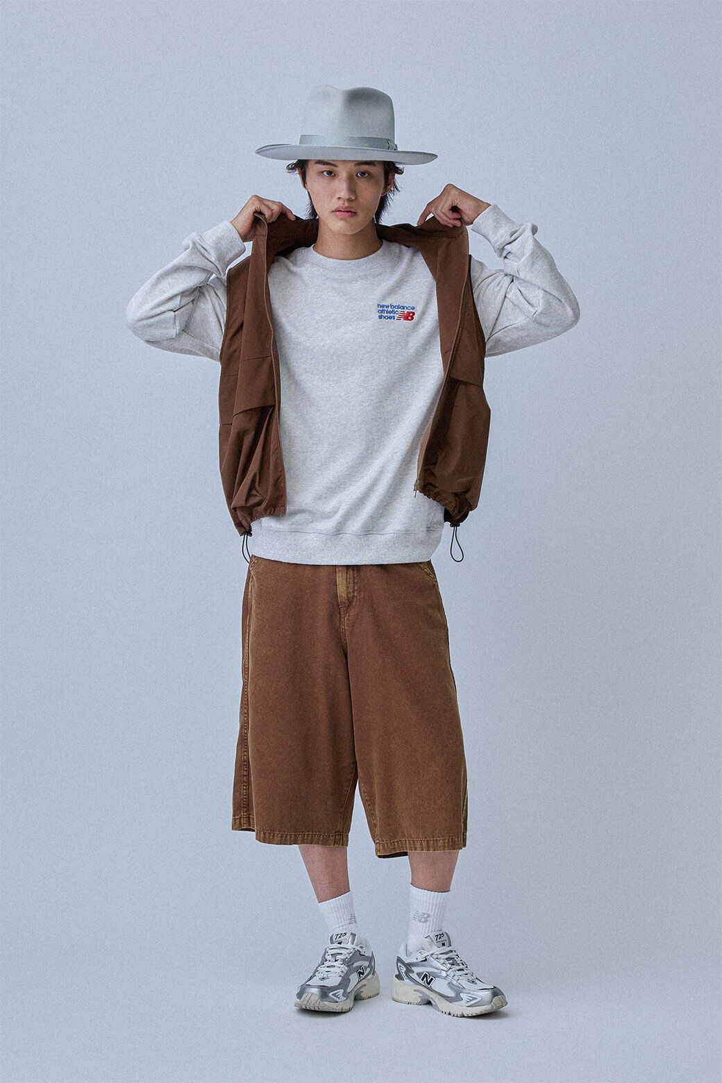 Tops：Athletics プレミアムロゴスウェットクルー