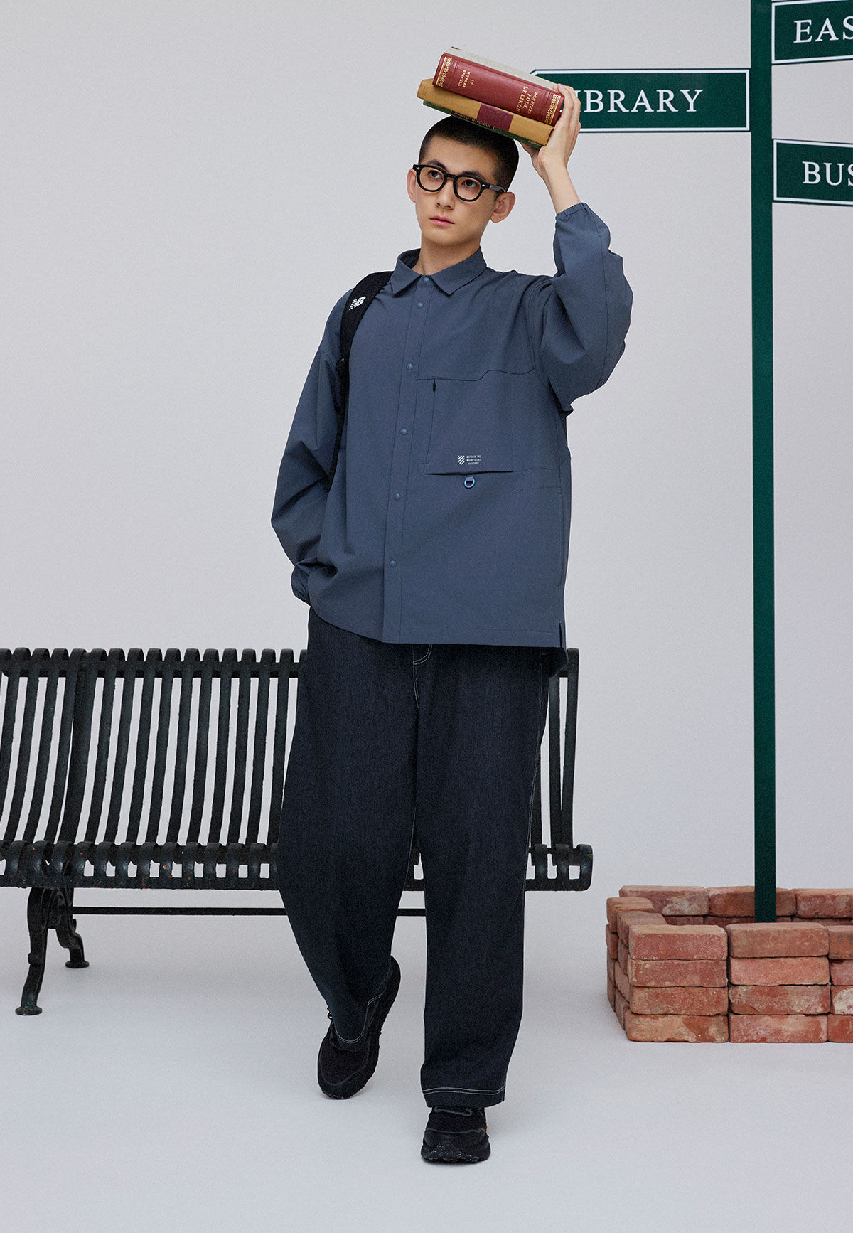 ネイビー Vネック ボタン付きスーツ Mサイズ(ニューバランス) ネイビー