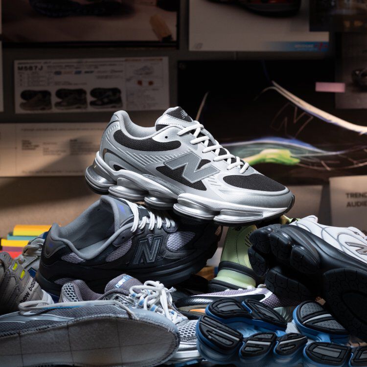 他の靴の束の上に置かれた、グレーと黒の靴。