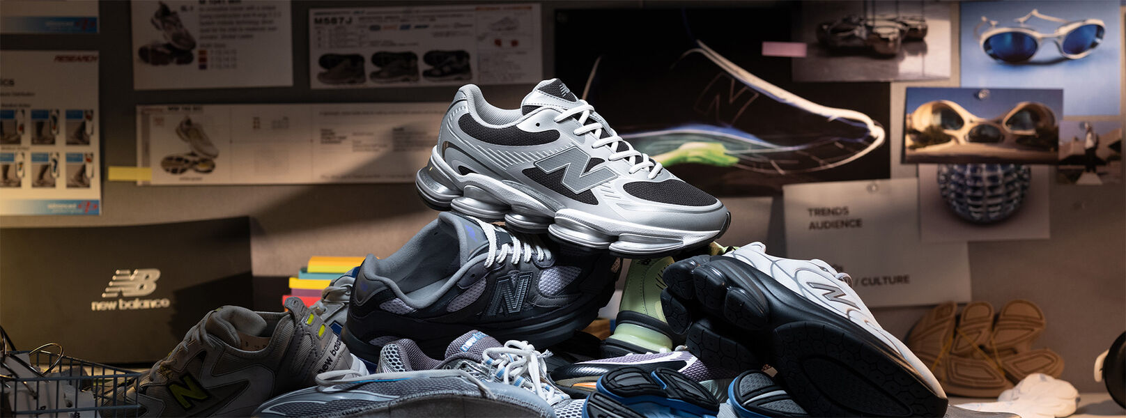 他の靴の束の上に置かれた、グレーと黒の靴。