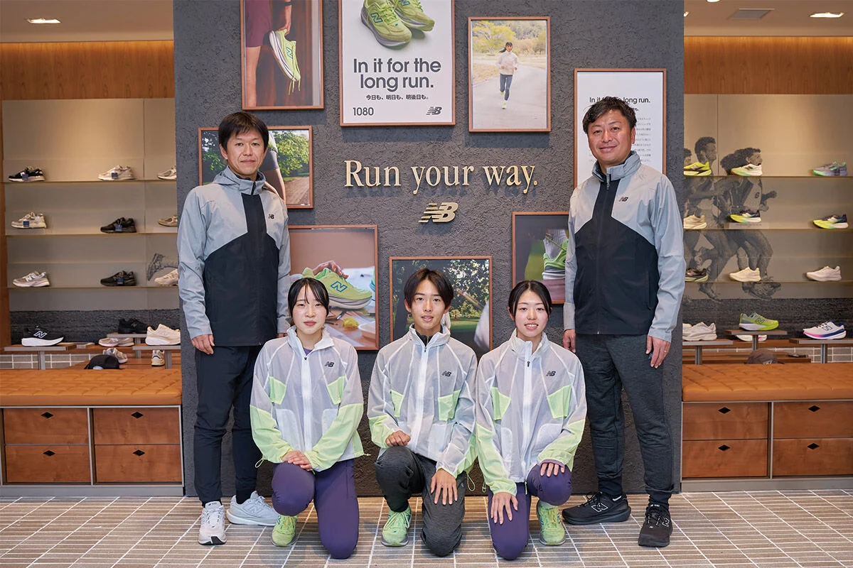 吉岡利貢コーチ、長門俊介監督、選手たちの集合写真