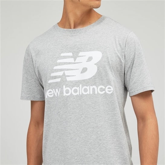 NB Essentials スタックドロゴ Tシャツ