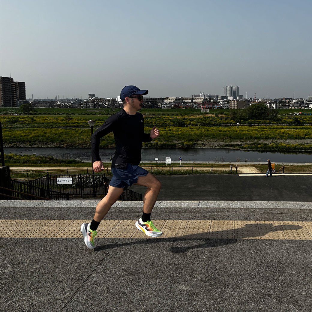 ランニングシューズ「FuelCell Rebel」を履いて、河川敷を走りました。軽くてクッション性抜群のシューズのおかげで、いつもより長く走れた気がします。自然の中でのランニングは最高ですね！