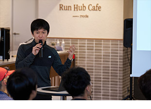 講義中の吉岡利貢コーチ