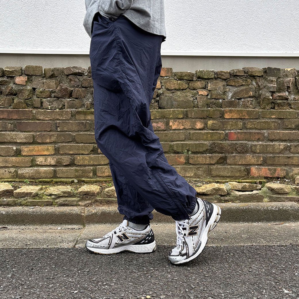 レトロな雰囲気とハイテクが融合した1906Rは、トレンド感のある足元を演出。