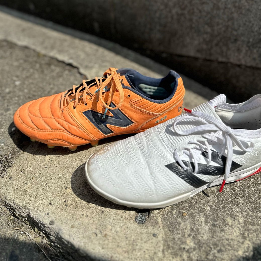 軽さもフィットもこだわりたい。トレーニングシューズはFuronでスピード重視、ゲームではオレンジカラーの442を愛用。